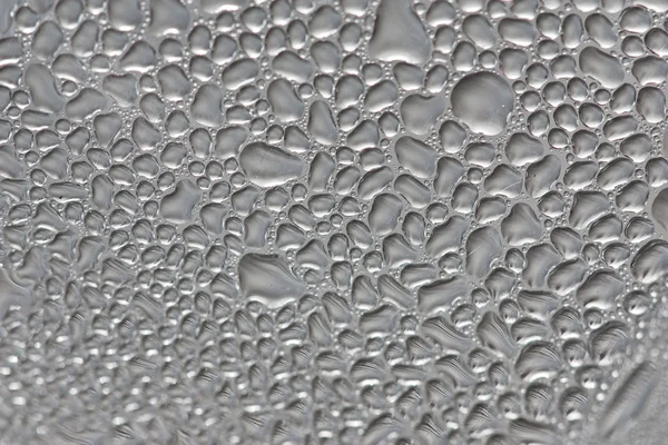 Gouttelettes d'eau sur la surface du verre . — Photo