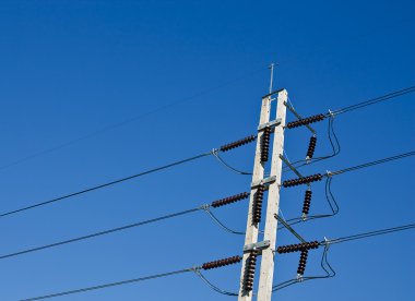 Mavi gökyüzü ile elektrik sonrası