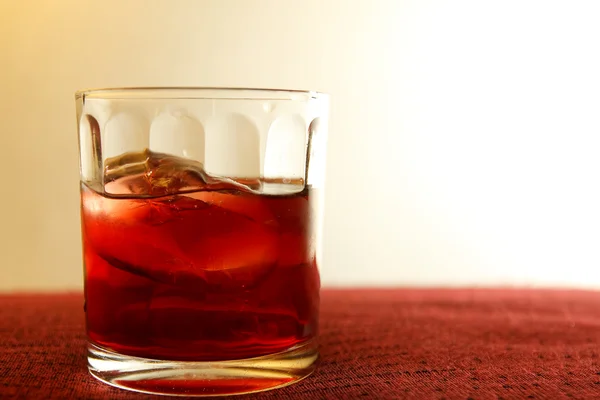 Whiskey in glas met ijsblokjes — Stockfoto