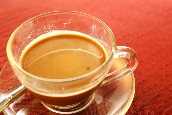 Taza de café sobre la mesa en rojo . —  Fotos de Stock