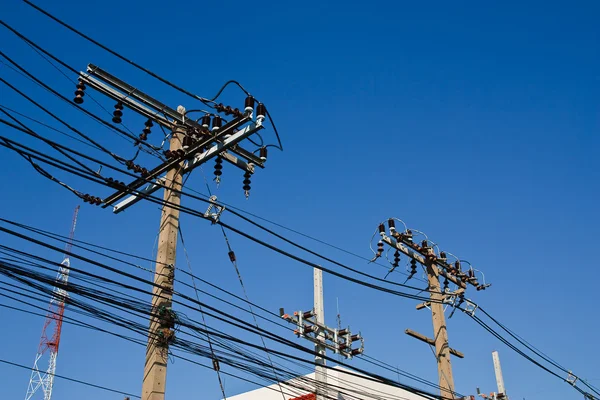 Elektriciteit post met blauwe hemel — Stockfoto