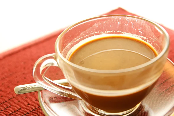 Kopje koffie op de tabel in het rood. — Stockfoto