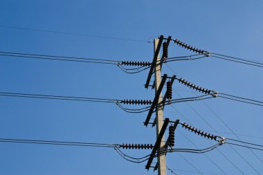 Mavi gökyüzü ile elektrik sonrası