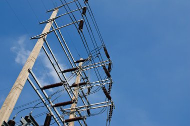 Mavi gökyüzü ile elektrik sonrası