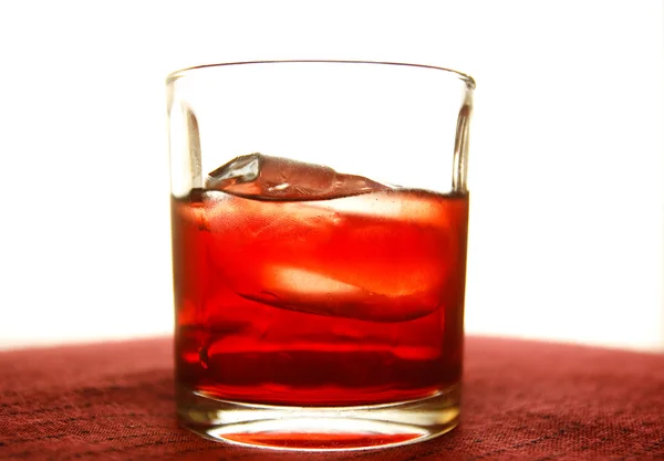 Whisky i glas med isbitar — Stockfoto