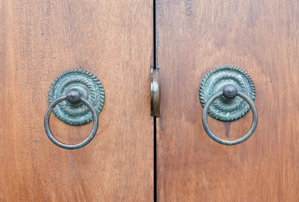 鉄のハンドル付き木製ドア. — ストック写真