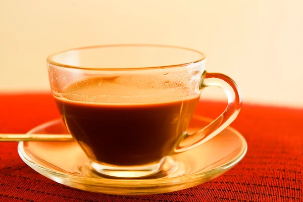 Tasse Kaffee auf dem Tisch in rot. — Stockfoto
