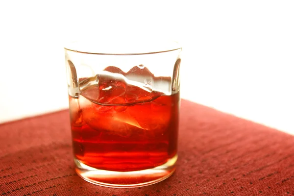 Whisky in vetro con cubetti di ghiaccio — Foto Stock