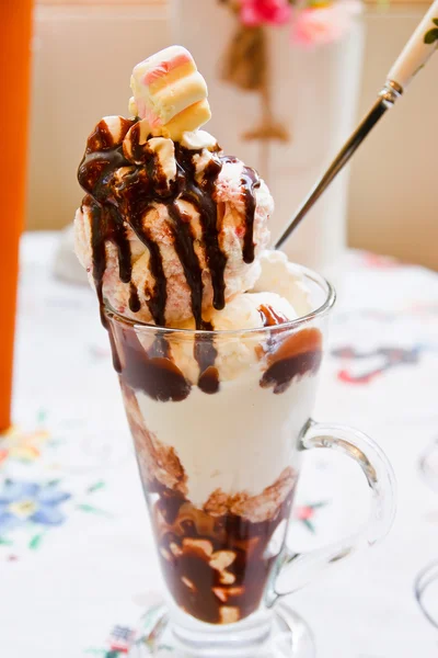 Морозиво з гарячим шоколадом — стокове фото
