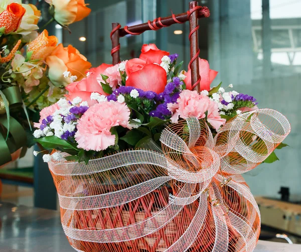 Άνοιξη πολύχρωμο μπουκέτο λουλούδια. — Φωτογραφία Αρχείου