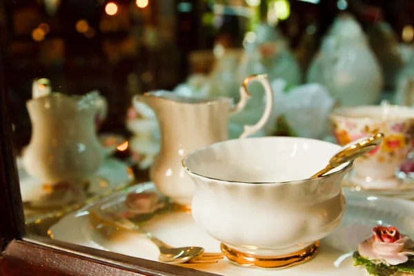 Чашка чая из античного фарфора Лицензионные Стоковые Изображения