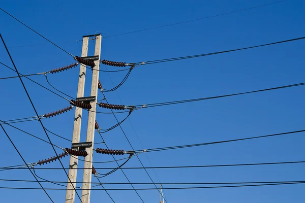 Elektriciteit post met blauwe hemel — Stockfoto