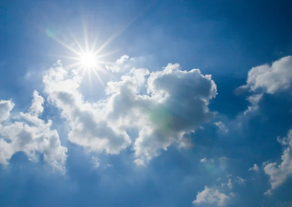 Blå himmel och sol. — Stockfoto