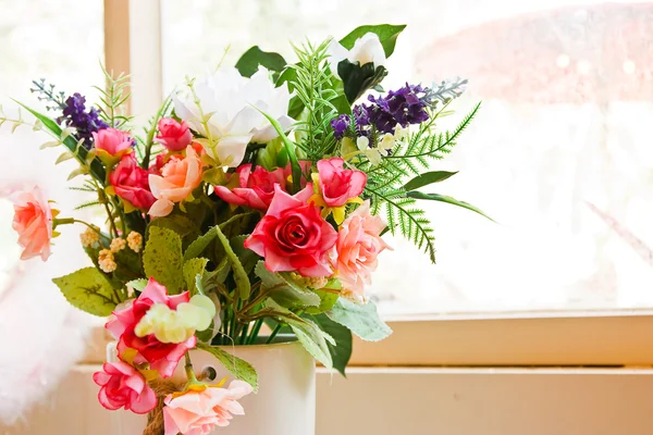 Pencere tarafından çiçek — Stok fotoğraf