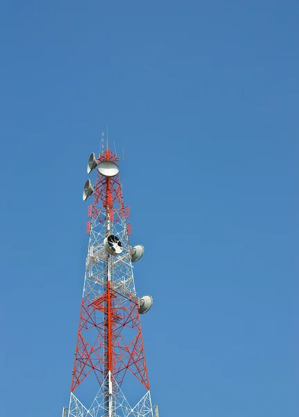 Cellula moderna e antenna con parabola piatta su cielo blu — Foto Stock