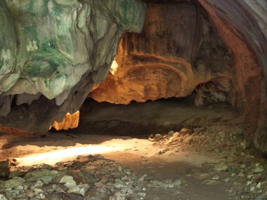 Entrance to Tham Than Lot Noi Cave clipart