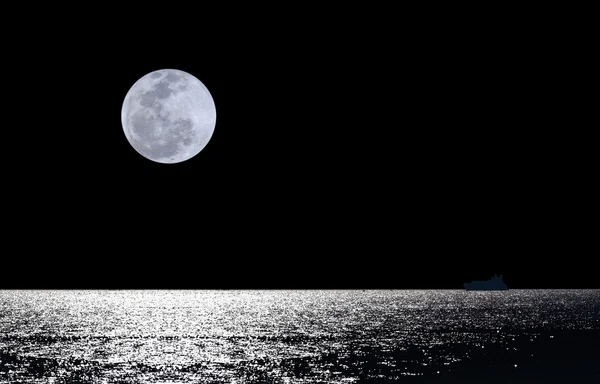 물 위에 보름달 스톡 사진