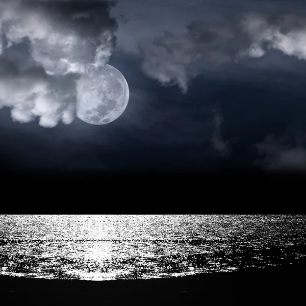 Prachtige volle maan achter bewolkt — Stockfoto