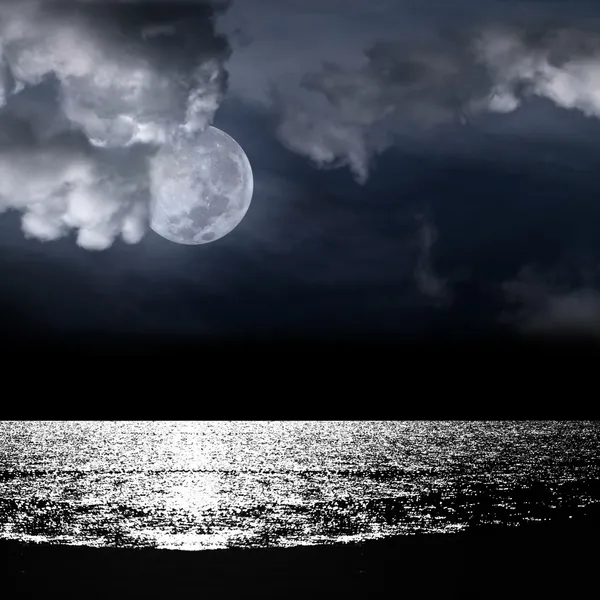 Prachtige volle maan achter bewolkt Rechtenvrije Stockfoto's