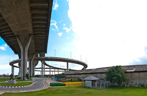 プミポン橋の円高速道路 — ストック写真
