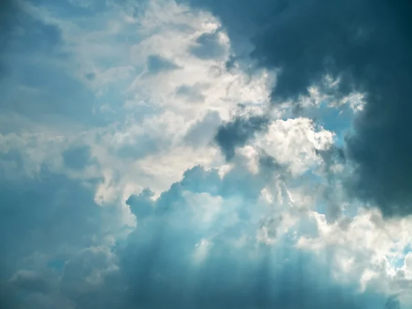 Paprsky skrze mraky — Stock fotografie
