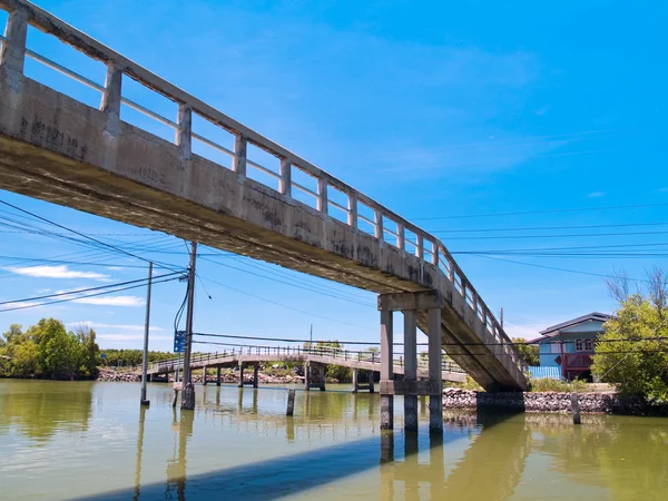 Pequeño puente de hormigón —  Fotos de Stock
