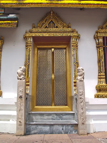 Drzwi w stylu tajskim — Zdjęcie stockowe