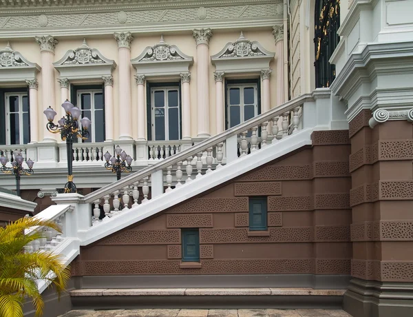 Treppe im klassischen Stil — Stockfoto