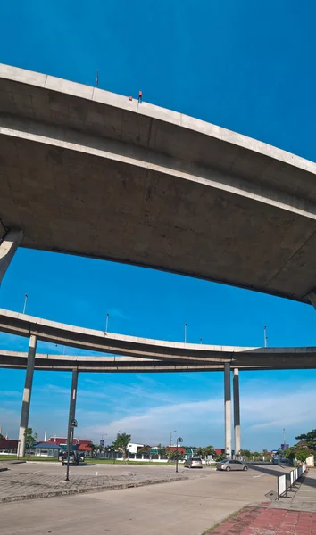 プミポン橋もカジュアル産業環状道路橋杭として呼び出す — ストック写真