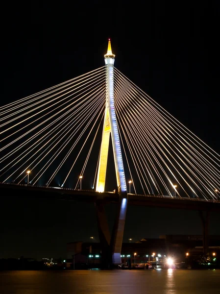 Nattbild av bhumibol bro — Stockfoto