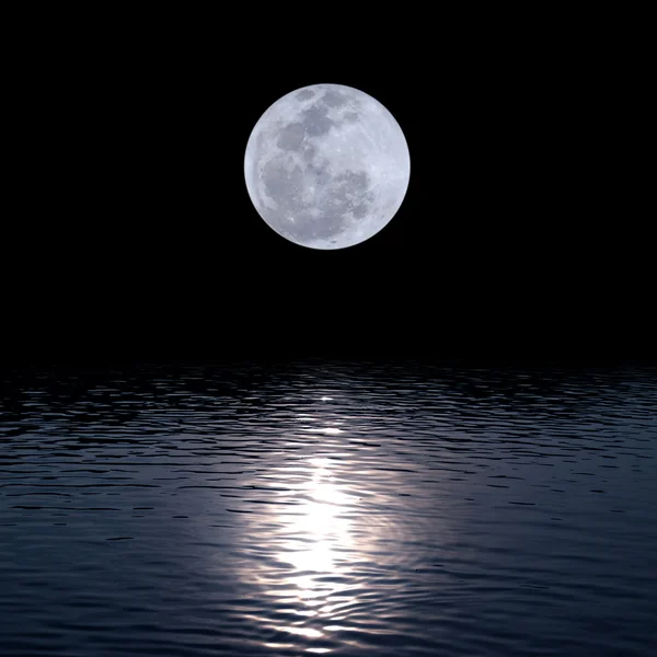 水の上の満月 ストック写真