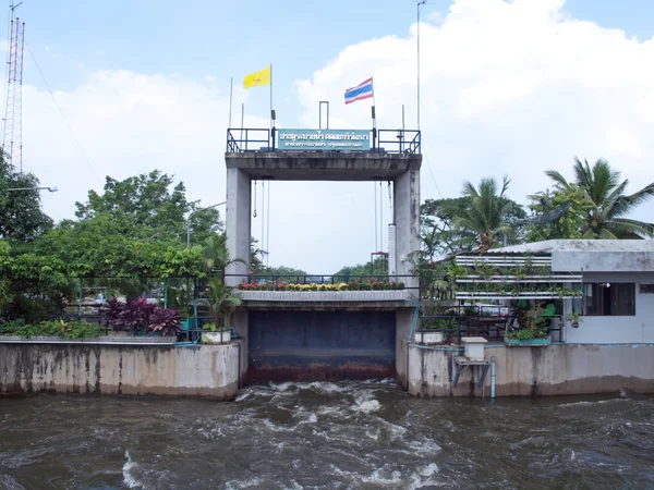 Thawi Watthana floodgate — Stockfoto