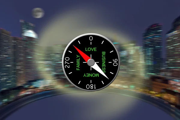 Der Kompass gegen ein nächtliches Stadtpanorama — Stockfoto
