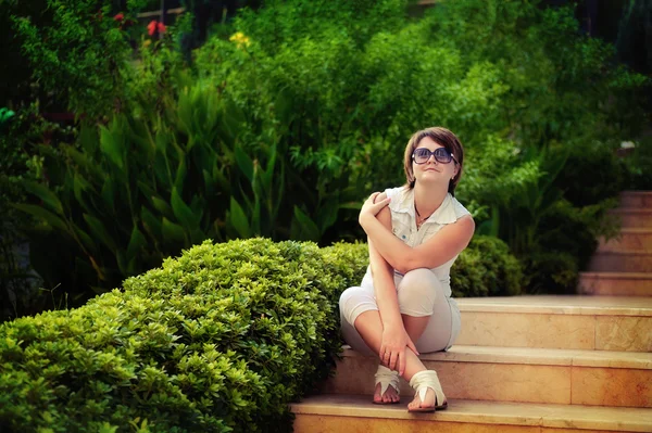 Девушка в парке летом отдыхает — стоковое фото