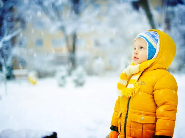 Barnet på snö — Stockfoto