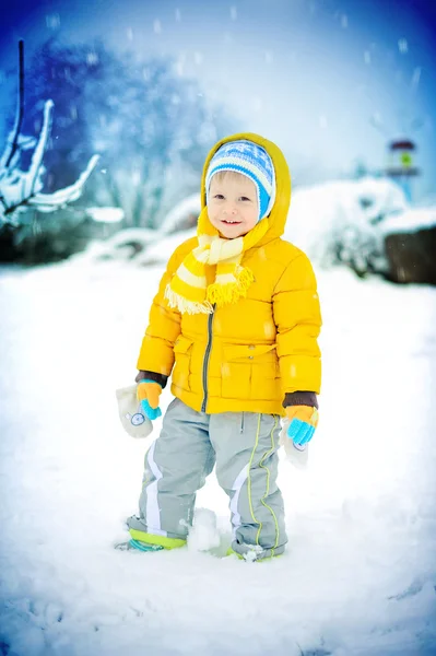 Dítě na sněhu — Stock fotografie