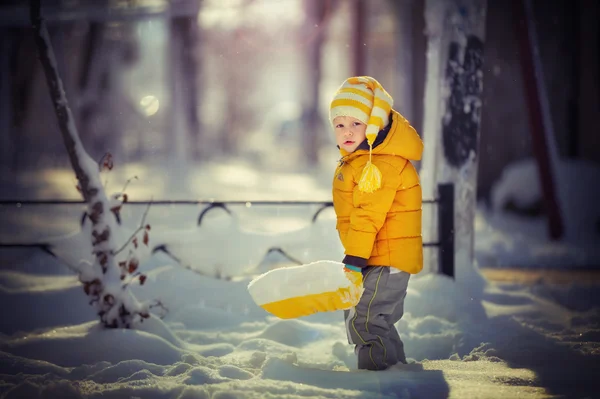 Ребенок на снегу — стоковое фото