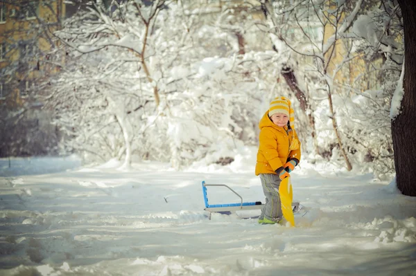 Il bambino su neve — Foto Stock