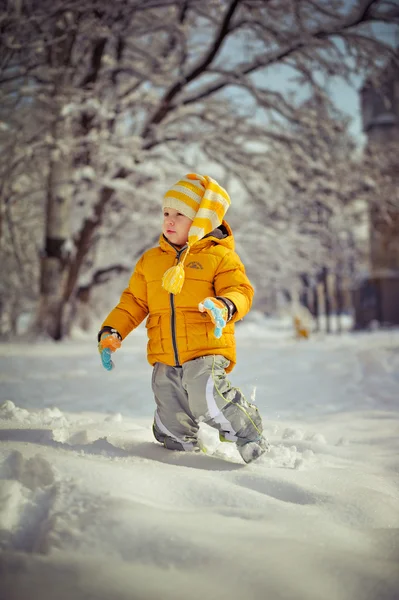 Ребенок на снегу — стоковое фото