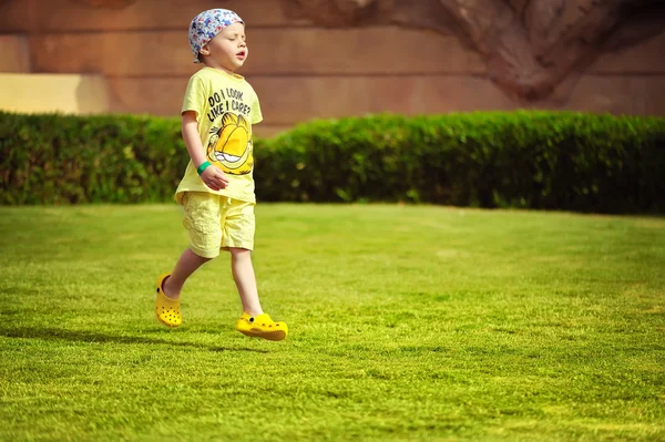 Il piccolo giocatore di calcio — Foto Stock