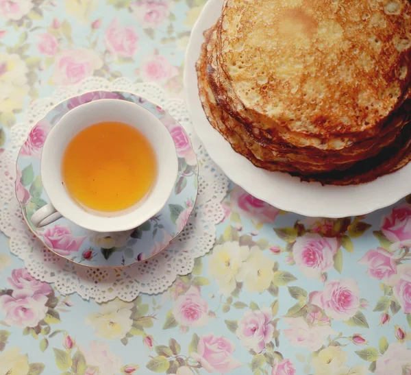 パンケーキと紅茶のカップ — ストック写真