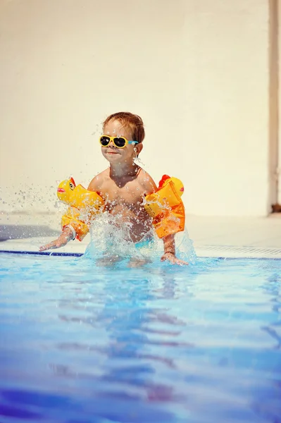 Prazer na piscina — Fotografia de Stock