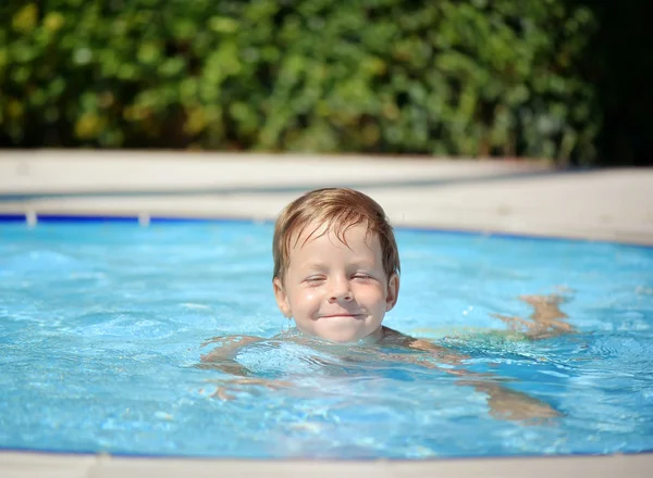 Prazer na piscina — Fotografia de Stock