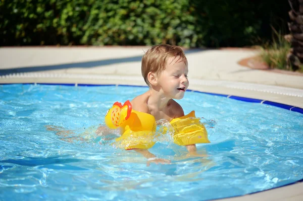 Plezier in het zwembad — Stockfoto