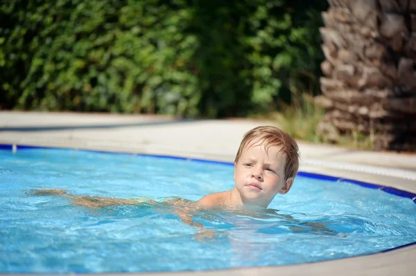 Piacere in piscina — Foto Stock