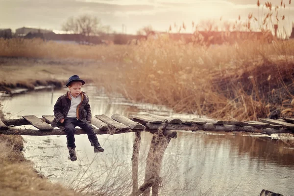 Der Junge auf der Brücke — Stockfoto
