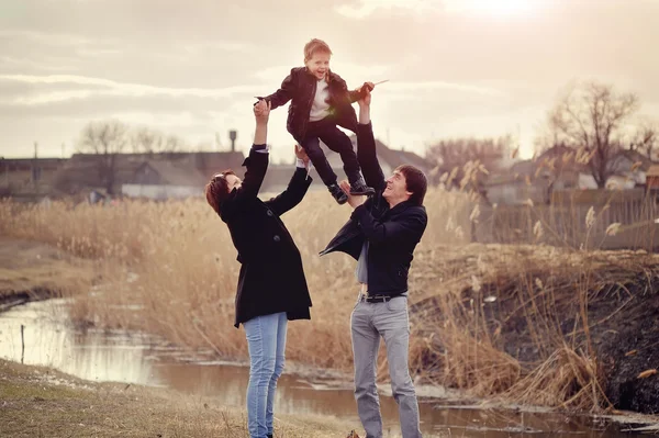 Семья на открытом воздухе — стоковое фото