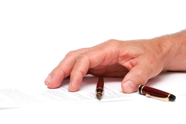 Рука на бумаге с перьевой ручкой — стоковое фото