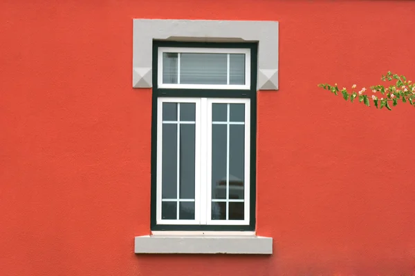 Вікно в червоній стіні — стокове фото