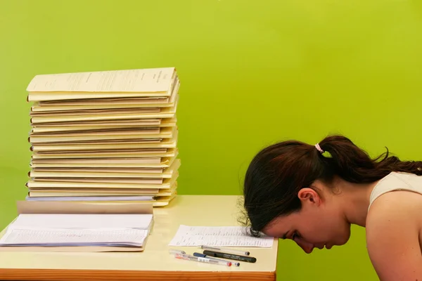 Mujer tiene estrés debido al enorme trabajo en su escritorio — Foto de Stock